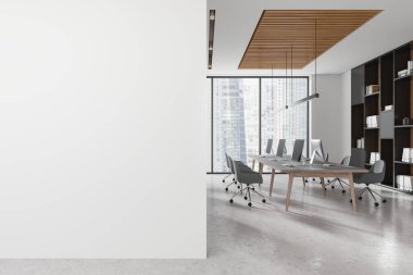 Boş beyaz bir duvar ve uzun masa, sandalyeler, bilgisayarlar, kitaplıklar ve geniş pencereli modern bir ofis. İş yeri tasarımı kavramı. 3B Hazırlama.