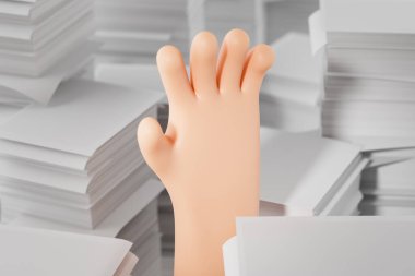 Yığılmış beyaz kağıtlardan ortaya çıkan stilize el, minimal tasarım, beyaz arkaplan, gerçeküstü yaratıcılık kavramı, aşırı çalışma ve baskı. 3B Hazırlama.