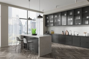 Modern dolapların, tabureli merkez adanın ve şehir manzarası sergilenen büyük pencerelerin yer aldığı çağdaş mutfak içleri. 3B Hazırlama