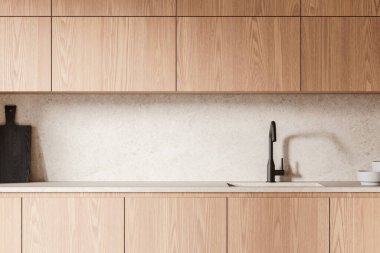 Minimalist mutfak, hafif ahşap dolaplar, mermer kaplama ve musluk, temiz çizgiler ve modern iç tasarım estetiği. 3B Hazırlama.