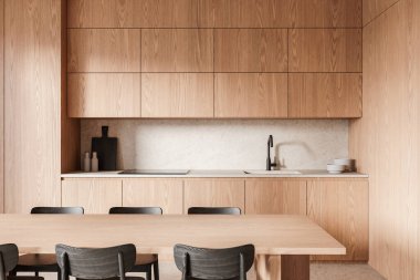 Ahşap dolaplar, bej tezgah, musluk, sandalyeler ve masa içeren şık bir mutfak. Parlak ve temiz tasarım konsepti. 3B Hazırlama.