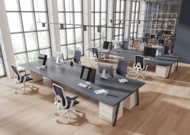 Geniş, modern ofis içinde birden fazla masa, bilgisayar, ergonomik sandalyeler, büyük pencereler ve ahşap döşemeler var. İş yeri konsepti. 3B Hazırlama.