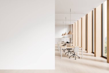 Boş beyaz duvarlı minimalist ofis, ahşap masalar, sandalyeler, kolye lambaları ve büyük pencereler, modern iç düzende bir çalışma alanı yaratıyor. 3B Hazırlama.