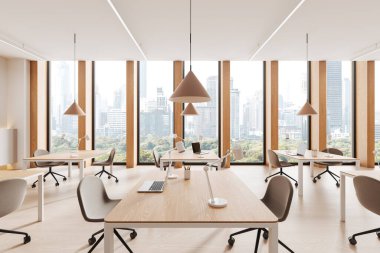 Ahşap masalar, sandalyeler, kolye ışıkları ve büyük pencerelerin yer aldığı açık ve ferah bir ofis. Parlak modern tasarım konsepti. 3B Hazırlama.