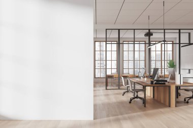 Geniş pencereleri, ahşap mobilyaları ve parlak doğal ışıklandırması olan modern açık uzay ofisinin olduğu boş beyaz bir duvar. İş birliği kavramı. 3B Hazırlama.