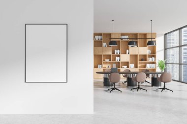 Beyaz duvarda boş bir poster, toplantı masası, rafları ve büyük pencereleri olan modern ofis, gün ışığı arka planı, çalışma alanı iç mekan kavramı. 3B Hazırlama.