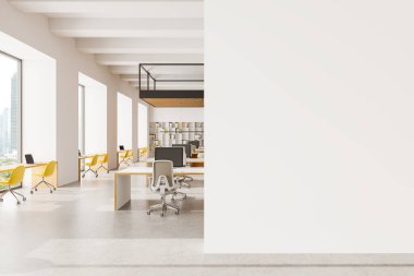 Geniş bir ofis, parlak açık bir düzen, sarı sandalyeler, masalar, beyaz duvarlar ve büyük pencereler, modern iç mimari unsurları içeriyor. 3B Hazırlama.