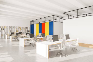 Renkli bölümleri olan geniş bir ofis, organize beyaz masalar, sandalyeler ve bilgisayarlar, raf üniteleriyle çevrili. Modern konsept. 3B Hazırlama.