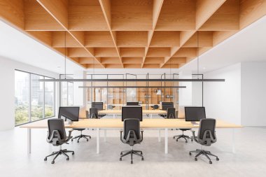 Modern bir konseptte ahşap tavan ızgarası, minimalist masalar, sandalyeler, doğal ışık ve şehir manzaralı açık bir uzay ofisi. 3B Hazırlama