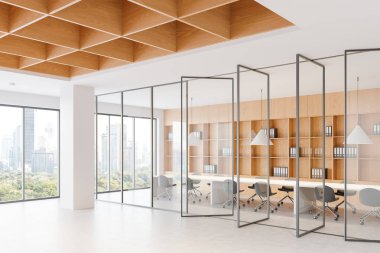 Ahşap tavan panelleri, cam bölmeler ve rafların bulunduğu çağdaş ofis içi. Şehir manzaralı parlak bir açık alan. İş konsepti. 3B Hazırlama.