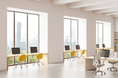 Şehir manzaralı geniş pencerelere karşı sarı sandalyeli, beyaz masalı ve bilgisayarlı parlak ofis iç tasarımı. Modern çalışma alanı kavramı. 3B Hazırlama.