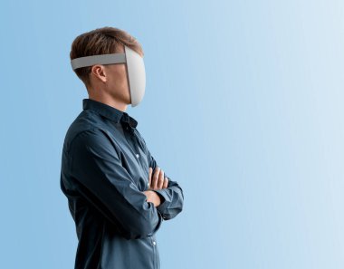 Minimalist, fütürist bir yüz maskesi takan bir adamın profili. Beyaz bir arka planda, teknoloji ve yenilik kavramında izole edilmiş. Ağ maskesi kavramı tanımlanamaz.