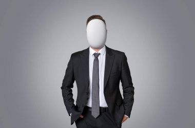 Beyaz arka planda izole edilmiş, oval şekilli yüz maskesi olan takım elbiseli ve kravatlı bir adam. Anonimlik, kimlik ya da tanınma kavramı. Ağ maskesi kavramı tanımlanamaz.