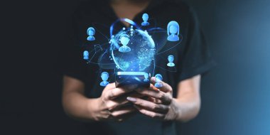 Parlayan küresel bir insan ikonlarından oluşan akıllı bir telefonu tutan eller, karanlık bir arkaplanda birbirine bağlı hatlar. Teknoloji ve iletişim kavramı