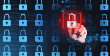 Mavi kilitler arasında parlayan kırmızı asma kilit ikonu ile el etkileşimi, kodlu dijital arkaplan, siber güvenlik ve veri korumasını sembolize ediyor