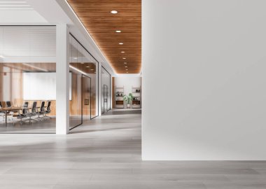 Boş duvarı, cam panelli toplantı odaları, ahşap tavan aksanları ve doğal ışıklandırması olan modern ofis koridoru. Tasarım modelleri için ideal. 3B Hazırlama.