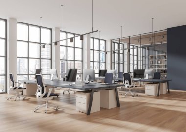 Parlak masaları, sandalyeleri, bilgisayarları, geniş pencereleri, ahşap döşemeleri ve şehrin ufuk çizgisi manzarası olan çağdaş bir ofis. 3B Hazırlama.