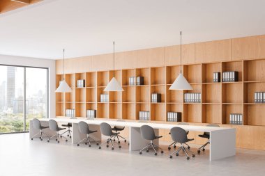 Geniş modern ofis, ahşap raflar, büyük çalışma masası, sandalyeler, kolye ışıkları ve camdan şehir manzarası. Açık alan kavramı. 3B Hazırlama.