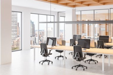 Ahşap masalar, ergonomik sandalyeler, bilgisayarlar, şehir planına sahip büyük pencereler içeren geniş modern ofis içi. İş birliği kavramı. 3B Hazırlama.