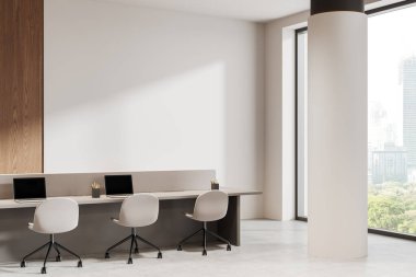 Minimalist ofis kurulumu, uzun bir masa, sandalyeler, dizüstü bilgisayarlar, tarafsız tonlar, büyük bir pencerenin yanında ve boş bir duvar, parlak bir arka planda. Çalışma alanı konsepti. 3B Hazırlama.