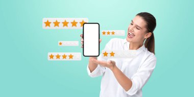 Açık mavi arka planda yüzen yıldız reytingleriyle çevrili bir ekranla akıllı telefonu tutan kadın, müşteri geri dönüşünü sembolize ediyor.