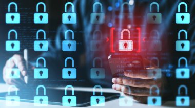 Siber güvenlik ve veri korumasını vurgulayarak, akıllı telefon kullanan birinin üzerinde birden fazla parlayan asma kilit. Canlı dijital arkaplan