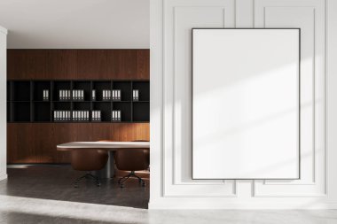 Beyaz panelli duvardaki boş dikey poster, ahşap rafları ve sandalyeleri olan modern ofis, beton zemin, güneş ışığıyla aydınlatılmış, yerleşim konsepti. 3B Hazırlama.