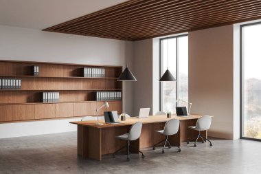 Uzun ahşap masa, sandalyeler, raflar, kolye ışıkları ve büyük pencereli çağdaş ofis içi. Modern ortak çalışma alanı tasarımı. 3B Hazırlama.