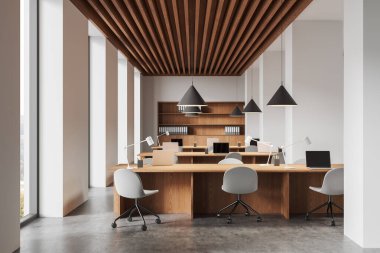 Ahşap masalar, sandalyeler, kolye ışıkları ve raflarla çağdaş ofis içi. Parlak açık alan arkaplanı, modern çalışma konsepti. 3B Hazırlama.