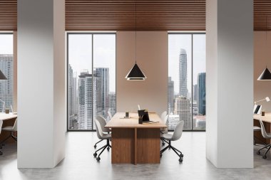 Modern ahşap mobilyaları, büyük cam pencereleri ve şehir manzarası olan parlak bir ofis. Beton zeminde minimalist tasarım konsepti. 3B Hazırlama.
