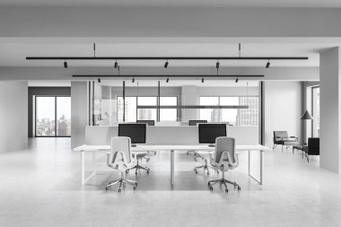Minimalist tasarımı, beyaz mobilyaları ve şehir manzarası sunan büyük pencereleri olan çağdaş açık ofis alanı. Parlak ve ferah iç mekan kavramı. 3B Hazırlama.