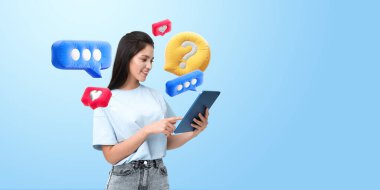 Sosyal medya simgeleriyle çevrili tablet kullanan bir kadın mavi arka planda dijital iletişimi ve ağ oluşturmayı sembolize ediyor.