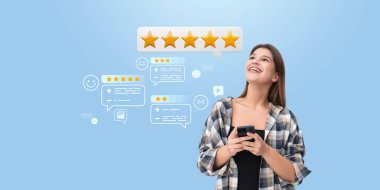 Elinde akıllı telefon tutan gülümseyen bir kadın, etrafında beş yıldızlı derecelendirme ikonları ve açık mavi arka planda geri besleme baloncukları var. Olumlu eleştiri kavramı