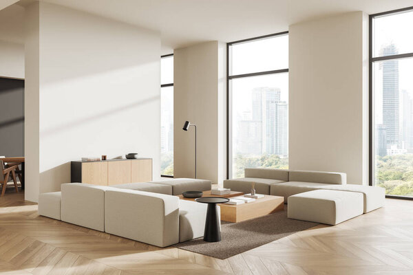 Светлая гостиная с модульными бежевыми диванами, деревянными полами и стильным декором, с большими окнами с видом на город. 3D рендеринг, современный интерьер