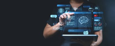 Bir kişi, karanlık bir arkaplanda bir tablette veri ve görseller gösteren gelecekteki holografik yapay zeka arayüzünü çalıştırıyor. Teknoloji kavramı