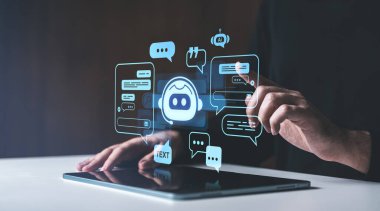 Eller fütüristik bir sohbet robotu görüntüsü, parlayan simgeler, şeffaf arayüz, karanlık arkaplan, yapay zeka sohbet konsepti ile etkileşime girer.