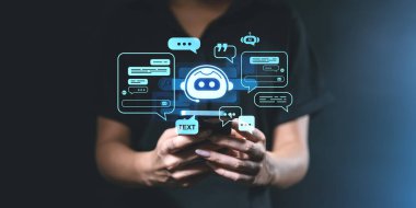 Akıllı telefon tutan kadın, holografik sohbet robotu grafikleri, karanlık arka plan, yapay zeka iletişimi ve sanal yardım kavramı