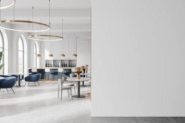 İçinde sandalyeler, masalar ve yan tarafında büyük beyaz bir duvar bulunan, maket veya fotokopi alanı için ideal, asılı duran ışıkların bulunduğu modern bir kafe. 3B Hazırlama.