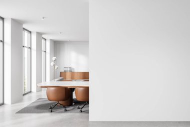 Beyaz duvarlı, geniş pencereli, kahverengi sandalyeli ve dekorlu bir masa. Minimalist tarz arka plan, model şablonu kavramı. 3B Hazırlama.