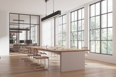 Modern ahşap mobilyaları ve geniş pencereleri olan parlak ve ferah bir ofis. Çağdaş tasarım, sıcak atmosfer, iş kavramı. 3B Hazırlama.