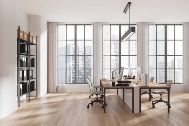 Modern ofis içi geniş pencereler, minimalist mobilyalar, ahşap zemin ve raflar, şehir manzarasıyla çevrili. Çalışma alanı kavramı. 3B Hazırlama.