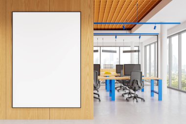 Boş, modern ofis içi, ahşap duvarında boş beyaz poster, açık alan düzeni, büyük pencerelerden manzaraya bakan şehir manzarası, iş birliği kavramı. 3B Hazırlama.