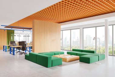 Yeşil koltuklu, tahta bölmeli, geniş pencereli, canlı turuncu tavan tasarımlı, modern ortak çalışma kavramlı, gün ışığında açık uzay ofisi. 3B Hazırlama.