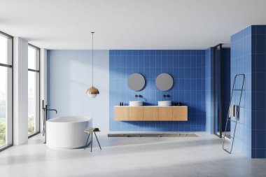 Mavi fayanslar, beyaz serbest küvet, ahşap aksanlar ve geniş pencereler içeren zarif bir banyo tasarımı. Minimalist ve modern bir kavram. 3B Hazırlama.