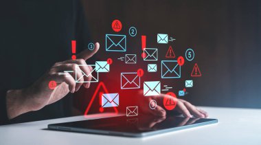 Tablet ekranı, karanlık arkaplan, çevrimiçi iletişim ve spam konsepti üzerinden sanal e- posta ve uyarı simgeleri ile el etkileşimi