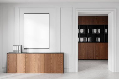 Modern ofis içindeki ahşap dolapların üstündeki beyaz duvarda boş bir poster şablonu. Organize raflar ve minimalist tasarım. 3B Hazırlama