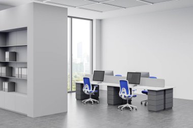 Masaları, mavi sandalyeleri, bilgisayar monitörleri ve saklama rafları olan modern bir ofis. Büyük cam pencere, geniş yerleşim alanı, beyaz duvar arka planı. 3B Hazırlama