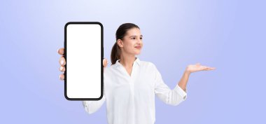 Bir elinde boş ekranla gülümseyen bir kadın, diğer elinde ise mavi arka planda, teknolojiyi gösteren bir el kol hareketi yapıyor.