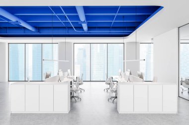 Beyaz masaları, sandalyeleri, mavi endüstriyel tavanı ve şehir manzarasını gösteren büyük pencereleri olan açık alan ofisi. Modern iç mekan konsepti. 3B Hazırlama.