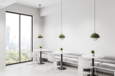 Beyaz masalar, sandalyeler ve yeşil kolye ışıklarının yer aldığı şık bir kafe, şehre bakan geniş bir pencere ve yeşillik. Minimalist tasarım. 3B Hazırlama.